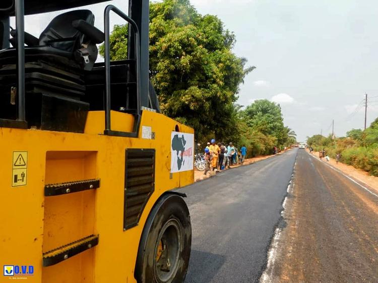 Avenue de l’Assemblée Provinciale à Mbuji-Mayi,  pose du béton bitumineux