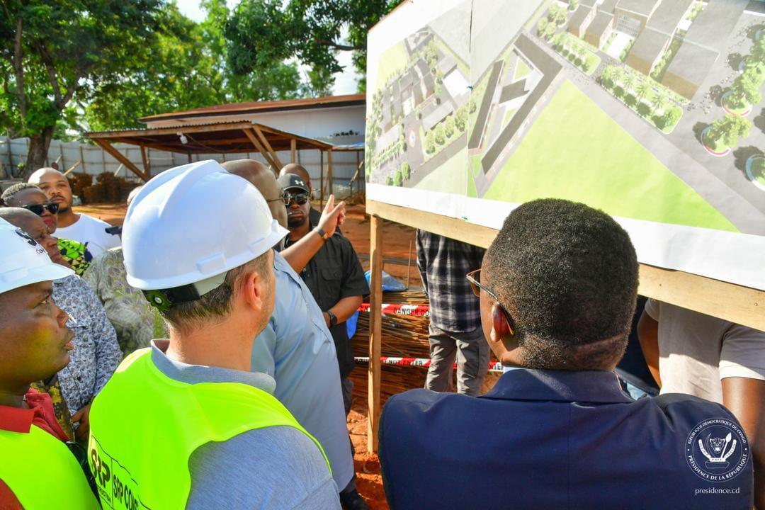 Le président de la République, Félix Antoine Tshisekedi Tshilombo, a visité, le samedi 31 décembre 2022, différents chantiers d'infrastructures dans la ville de Mbuji-Mayi au Kasaï-Oriental.