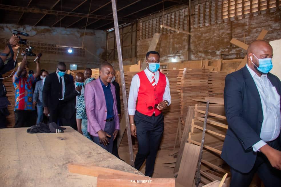 60.000 bancs à destination des 6 Provinces : Le Ministre Tony Mwaba visite trois ateliers de fabrication.