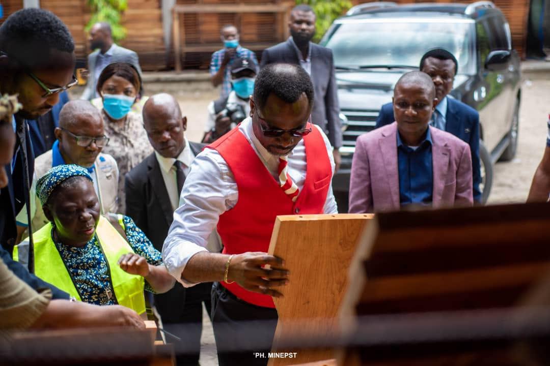 60.000 bancs à destination des 6 Provinces : Le Ministre Tony Mwaba visite trois ateliers de fabrication.