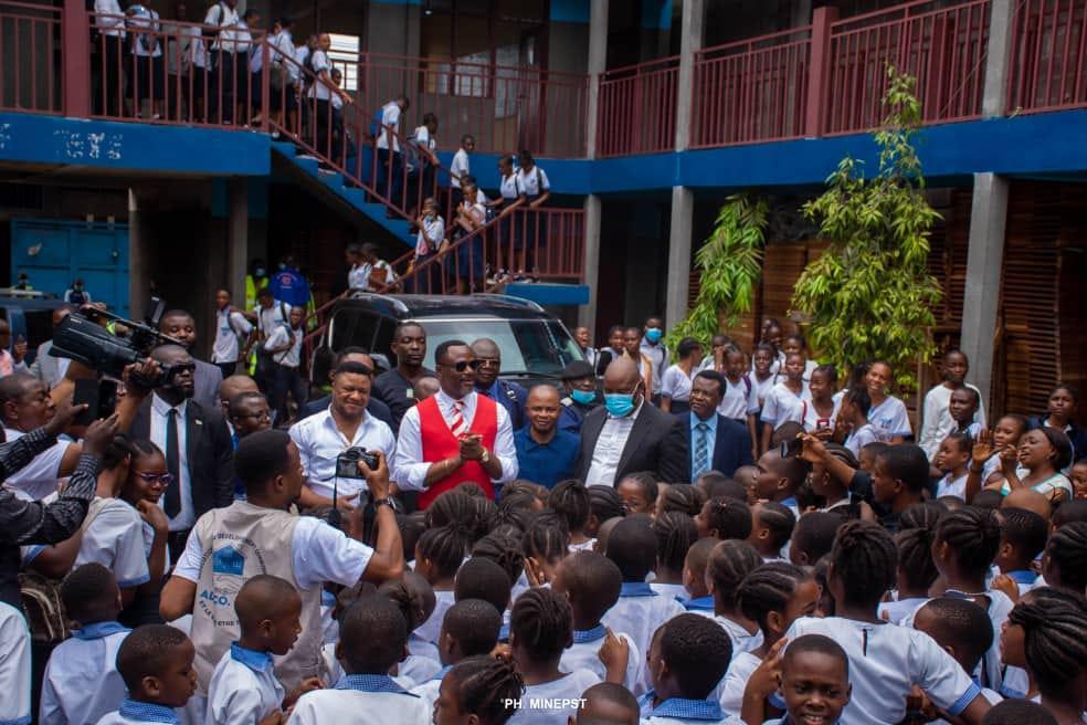 60.000 bancs à destination des 6 Provinces : Le Ministre Tony Mwaba visite trois ateliers de fabrication.