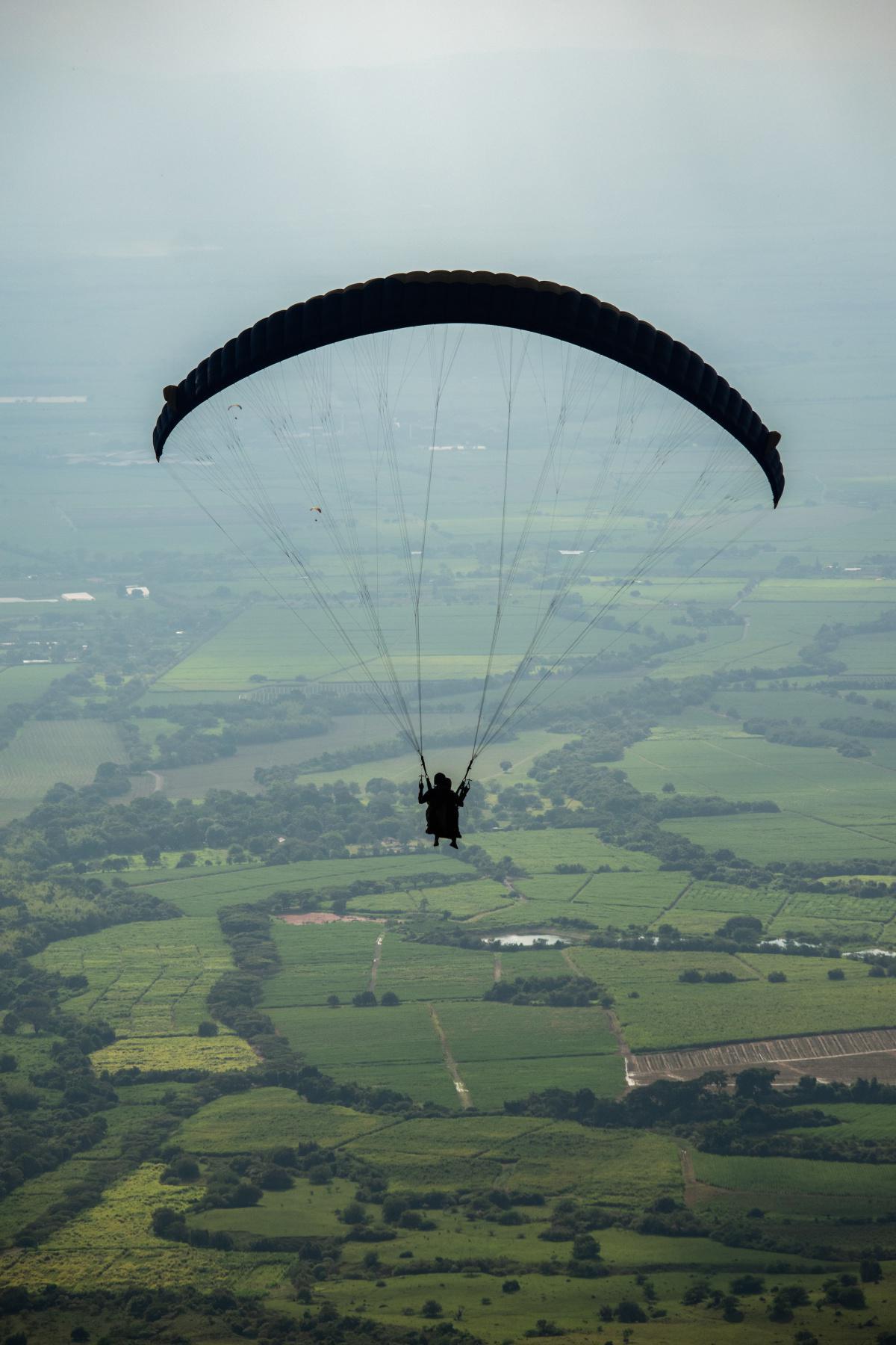 L’armée reprend des exercices de saut en parachute au camp CETA, 30 ans après