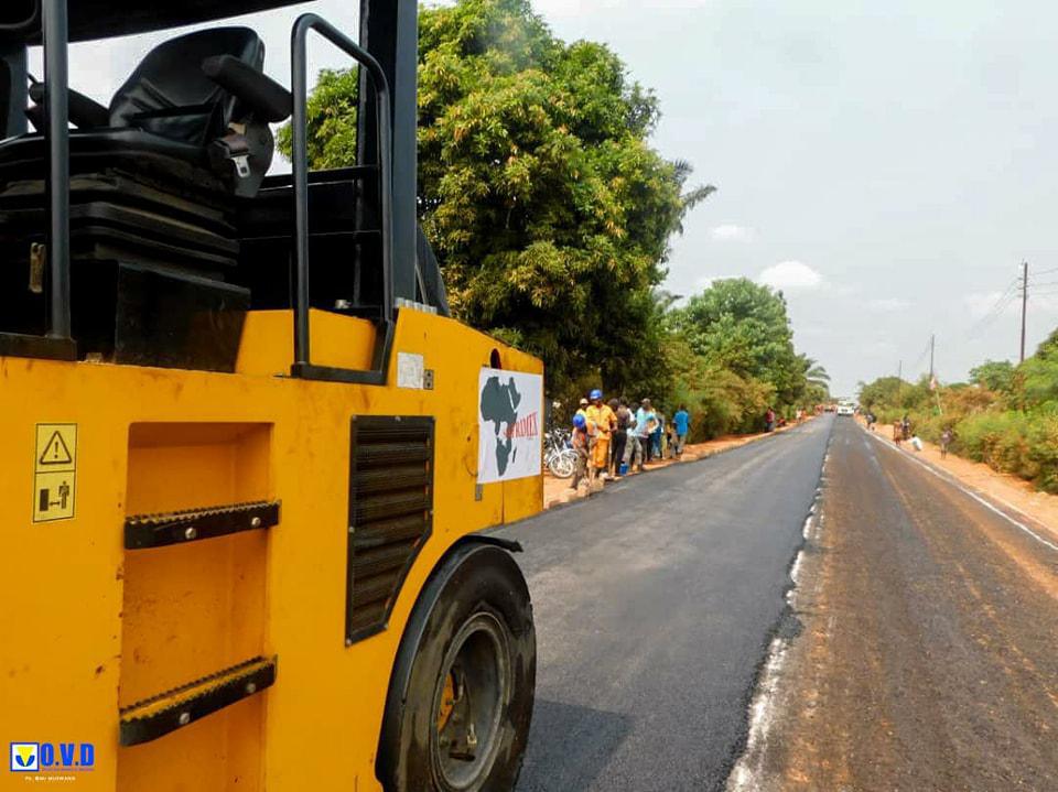 Avenue de l'Assemblée Provinciale à Mbuji-Mayi, pose du béton bitumineux 