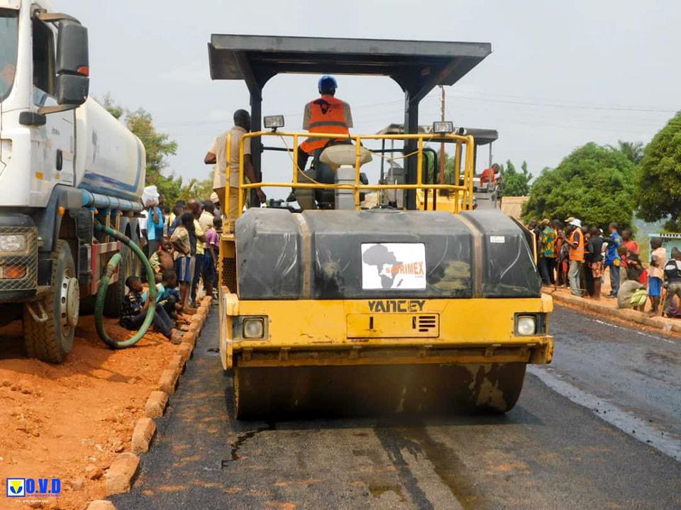 Avenue de l'Assemblée Provinciale à Mbuji-Mayi, pose du béton bitumineux 