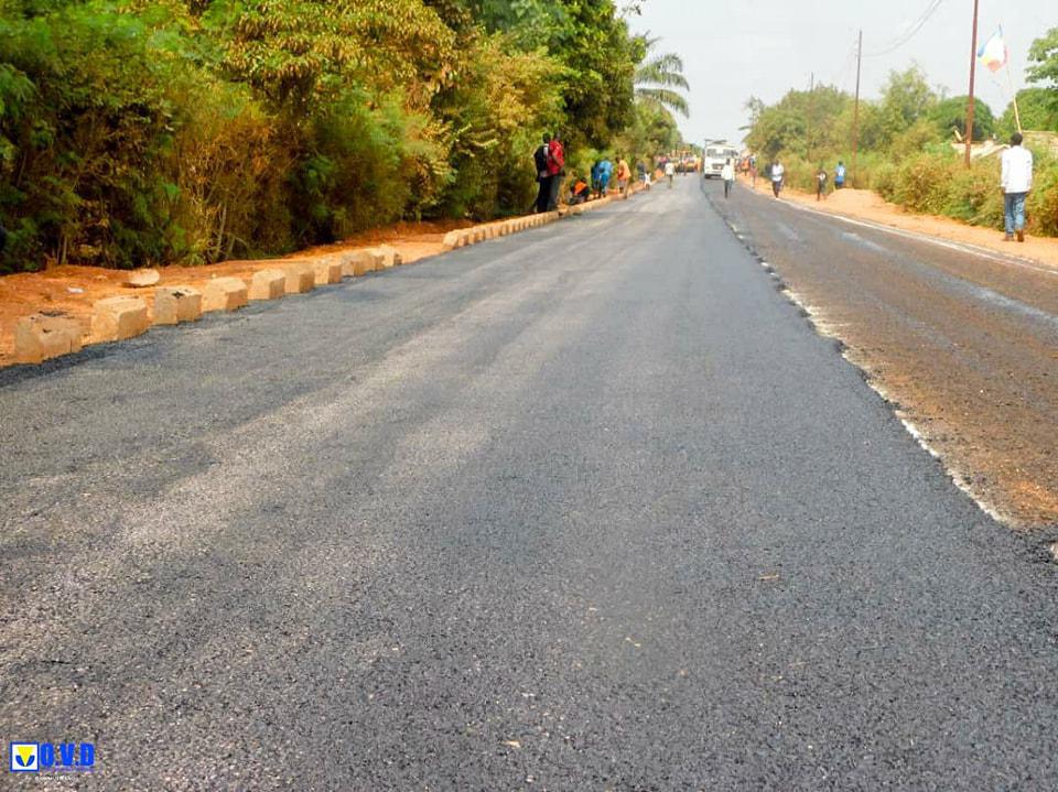 Avenue de l'Assemblée Provinciale à Mbuji-Mayi, pose du béton bitumineux 