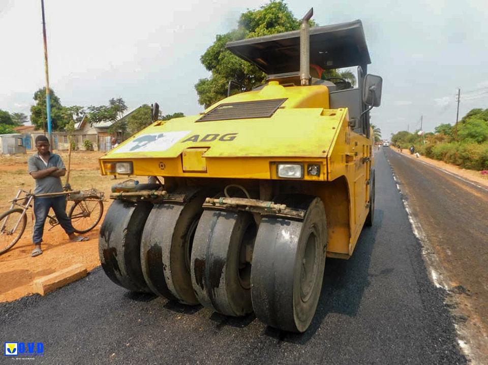 Avenue de l'Assemblée Provinciale à Mbuji-Mayi, pose du béton bitumineux 