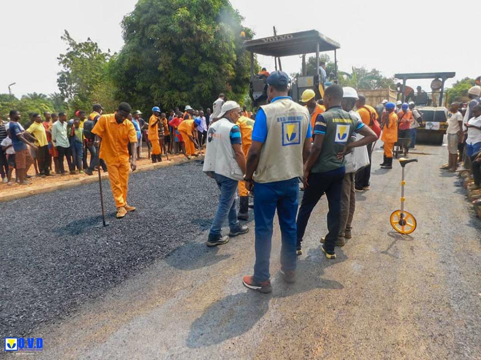 Avenue de l'Assemblée Provinciale à Mbuji-Mayi, pose du béton bitumineux 