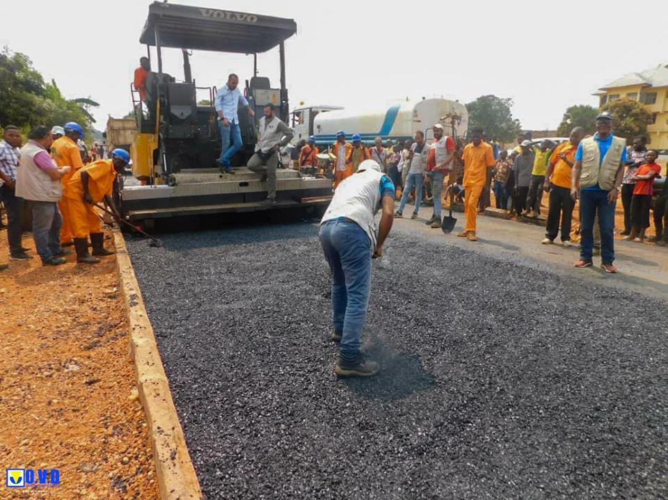 Avenue de l'Assemblée Provinciale à Mbuji-Mayi, pose du béton bitumineux 