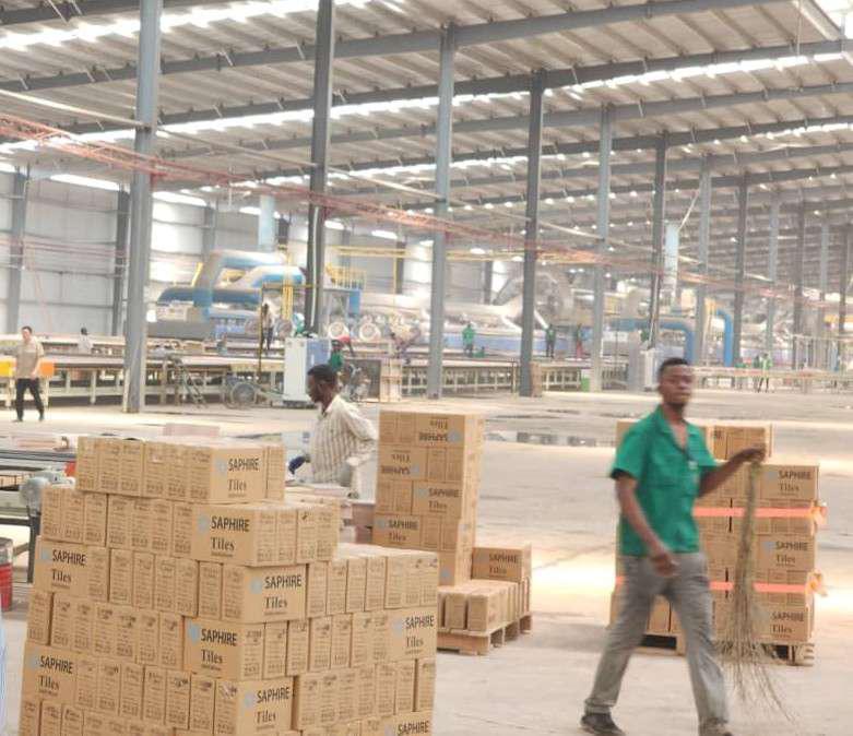 La première industrie dans la Zone Économique Spéciale de Maluku avec la production des carreaux et faïences "Made in Congo"