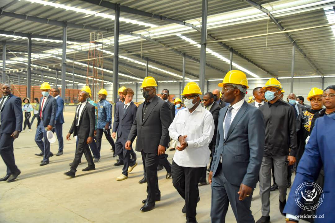 Le président Félix Tshisekedi a inauguré la première usine de fabrication de carreaux et faïences "made in Congo" à Maluku