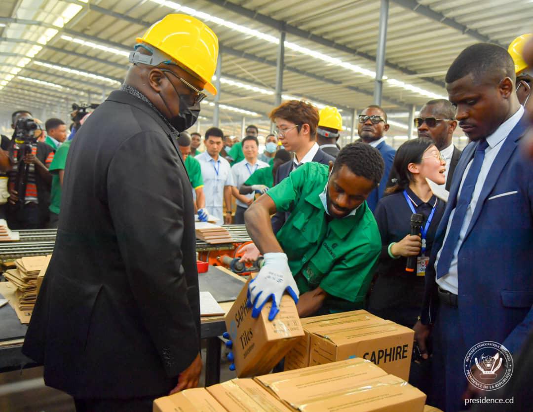 Le président Félix Tshisekedi a inauguré la première usine de fabrication de carreaux et faïences "made in Congo" à Maluku