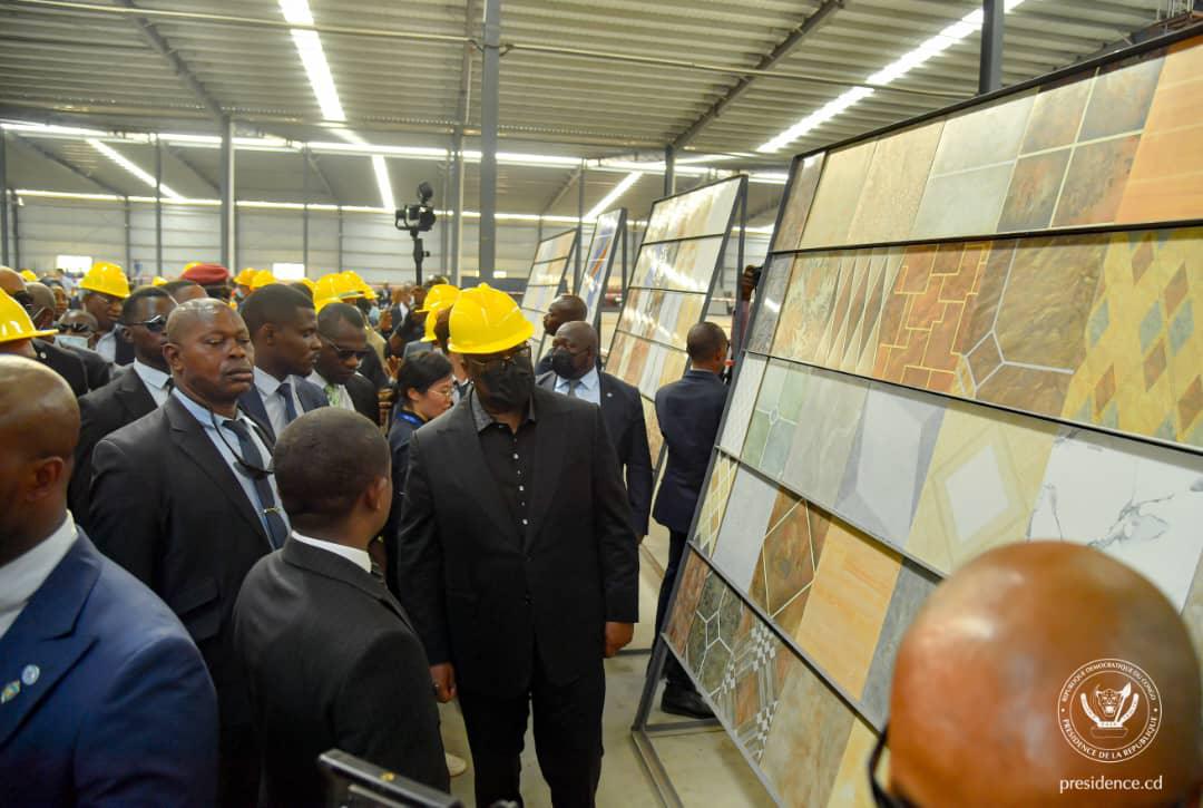 Le président Félix Tshisekedi a inauguré la première usine de fabrication de carreaux et faïences "made in Congo" à Maluku