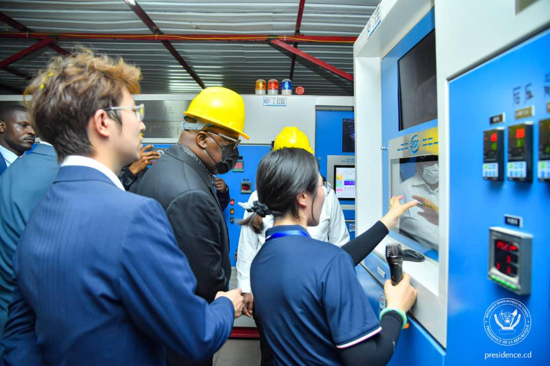 Le président Félix Tshisekedi a inauguré la première usine de fabrication de carreaux et faïences "made in Congo" à Maluku