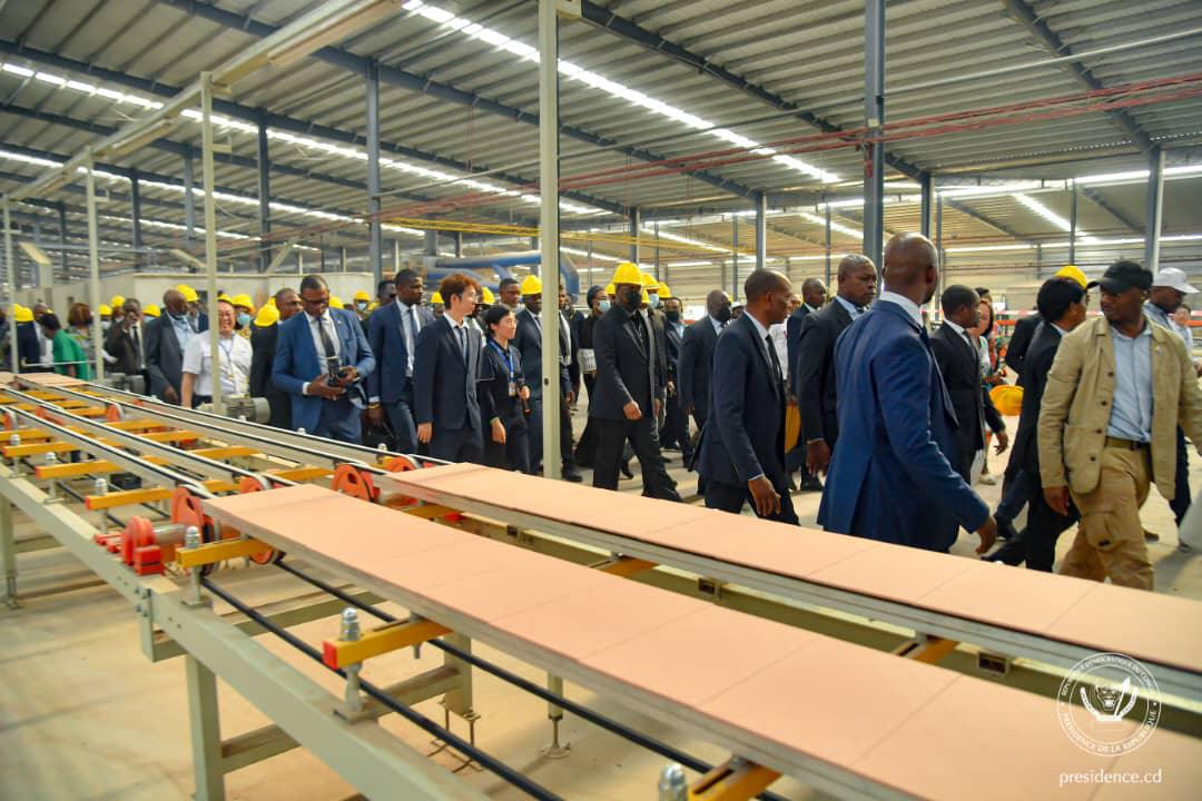 Le président Félix Tshisekedi a inauguré la première usine de fabrication de carreaux et faïences "made in Congo" à Maluku