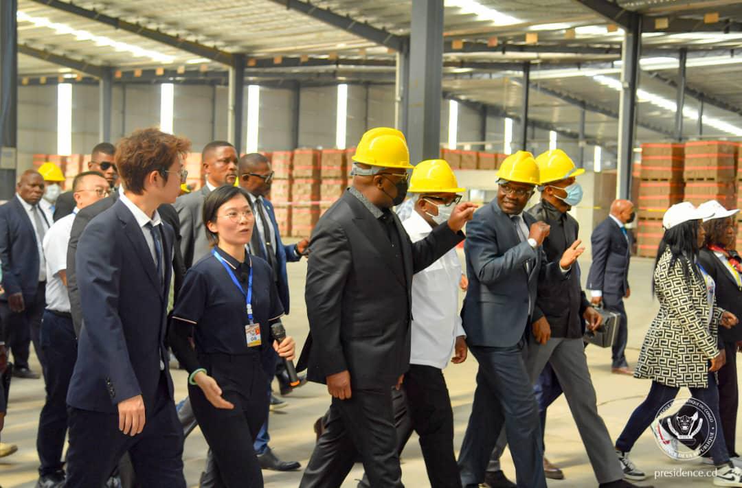 Le président Félix Tshisekedi a inauguré la première usine de fabrication de carreaux et faïences "made in Congo" à Maluku