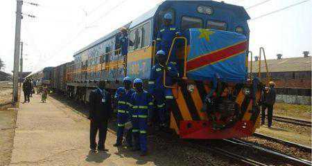 Une nouvelle flotte de 22 voitures ferroviaires, 100 wagons porte-conteneurs et 4 vedettes a été inaugurée à Lubumbashi par le Président Félix Tshisekedi